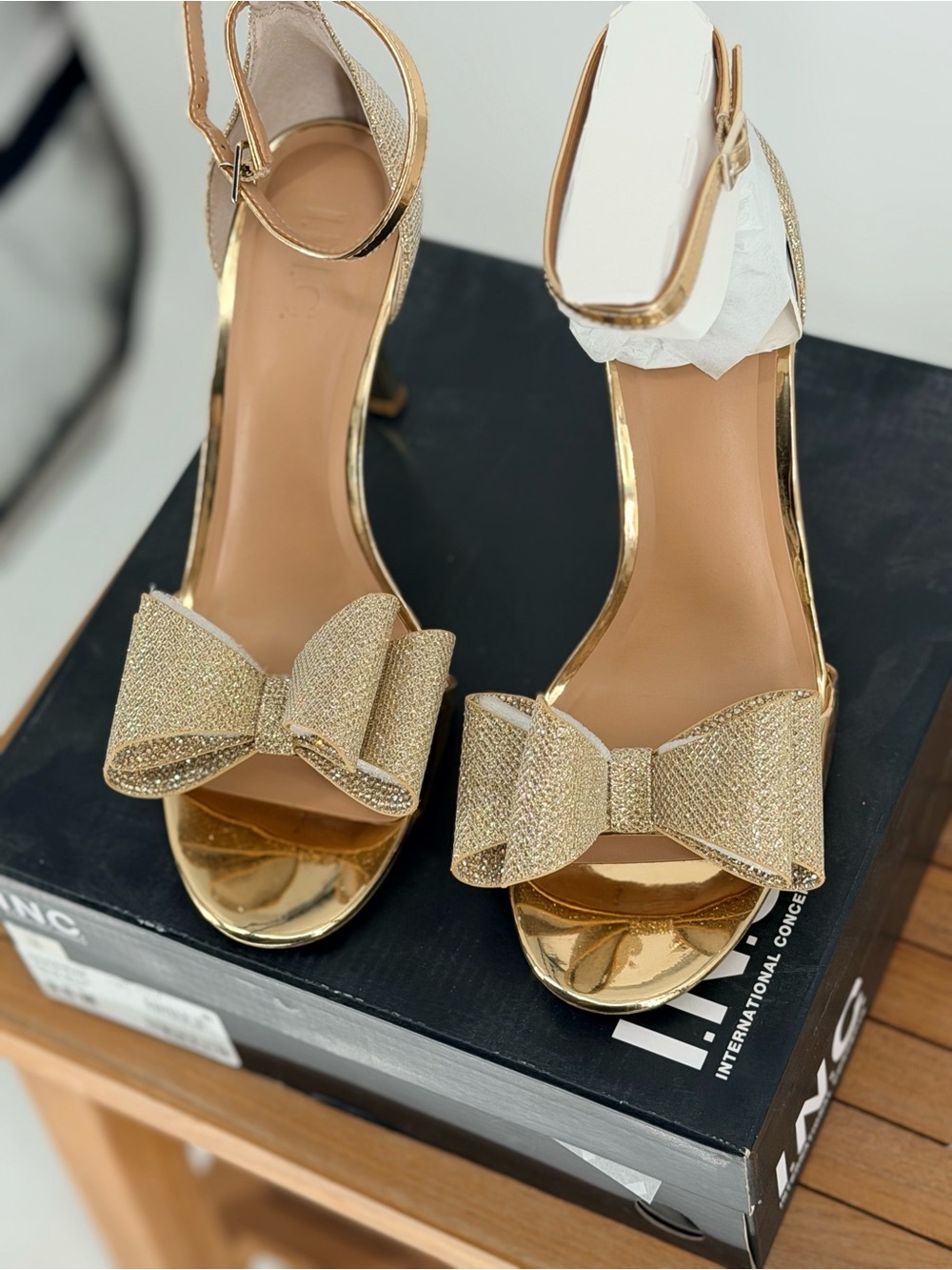 New Women’s INC  NAASIRAF Gold Bow-Accent  Heeled Sandals size 9.5M